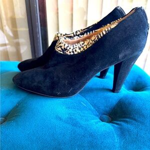 Seychelles Black Velvet - leopards trim ankle boots size 8